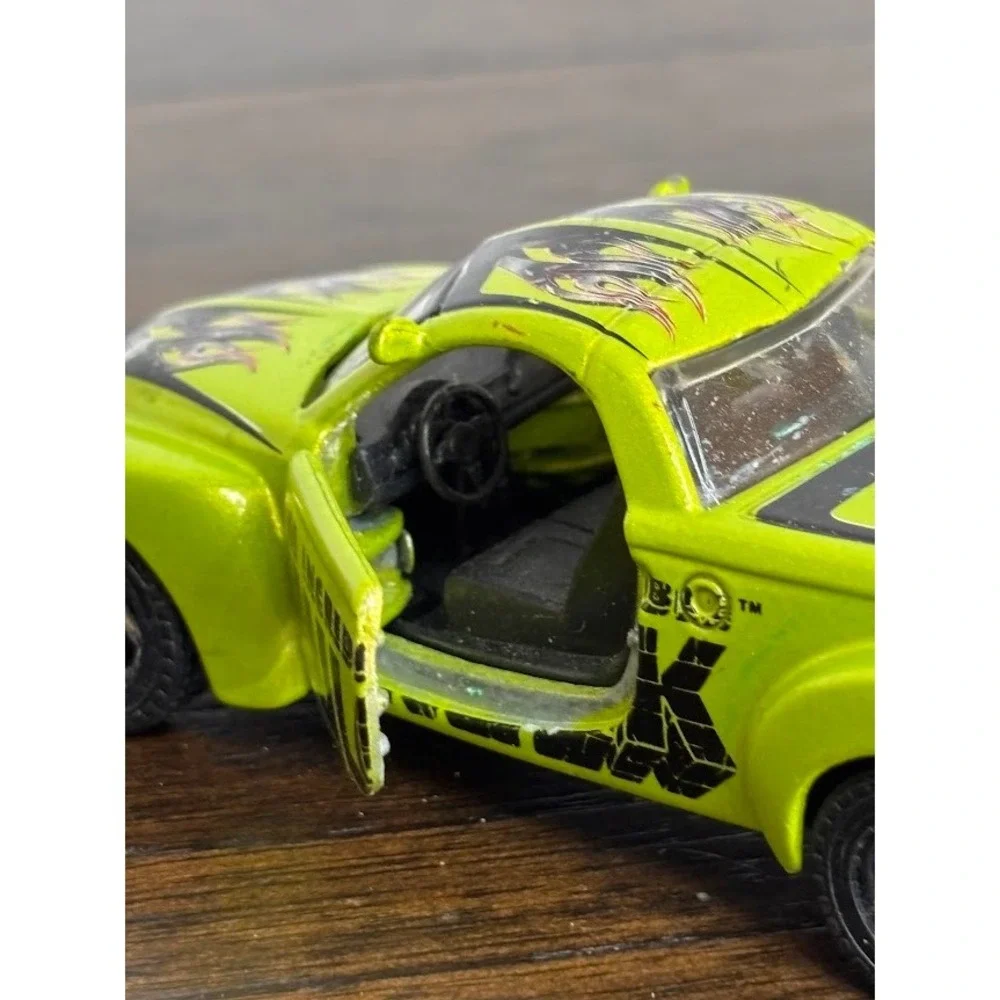 Maisto Marvel Incredible Hulk 2000 Chevrolet SSR 1/36 & Dump Truck Diecast Lot
